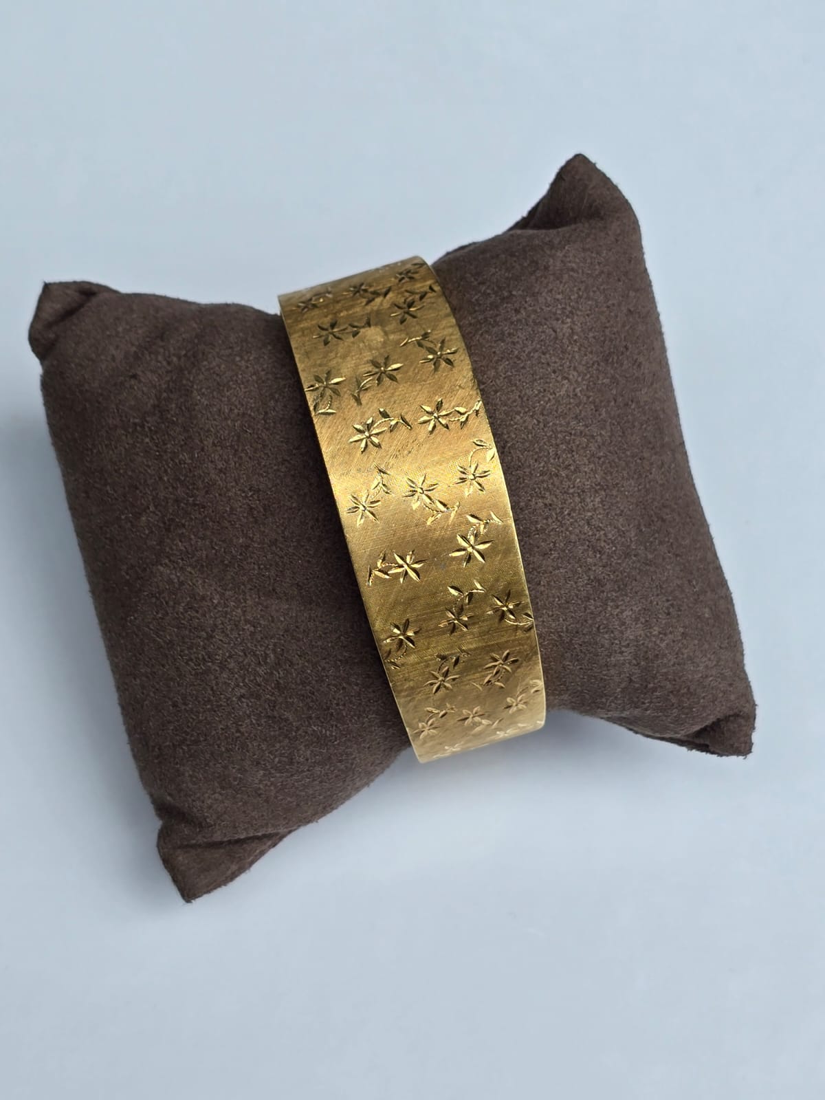 Magnificent Italian Made Vintage Cuff Bracelet in 18 Carat Solid Gold