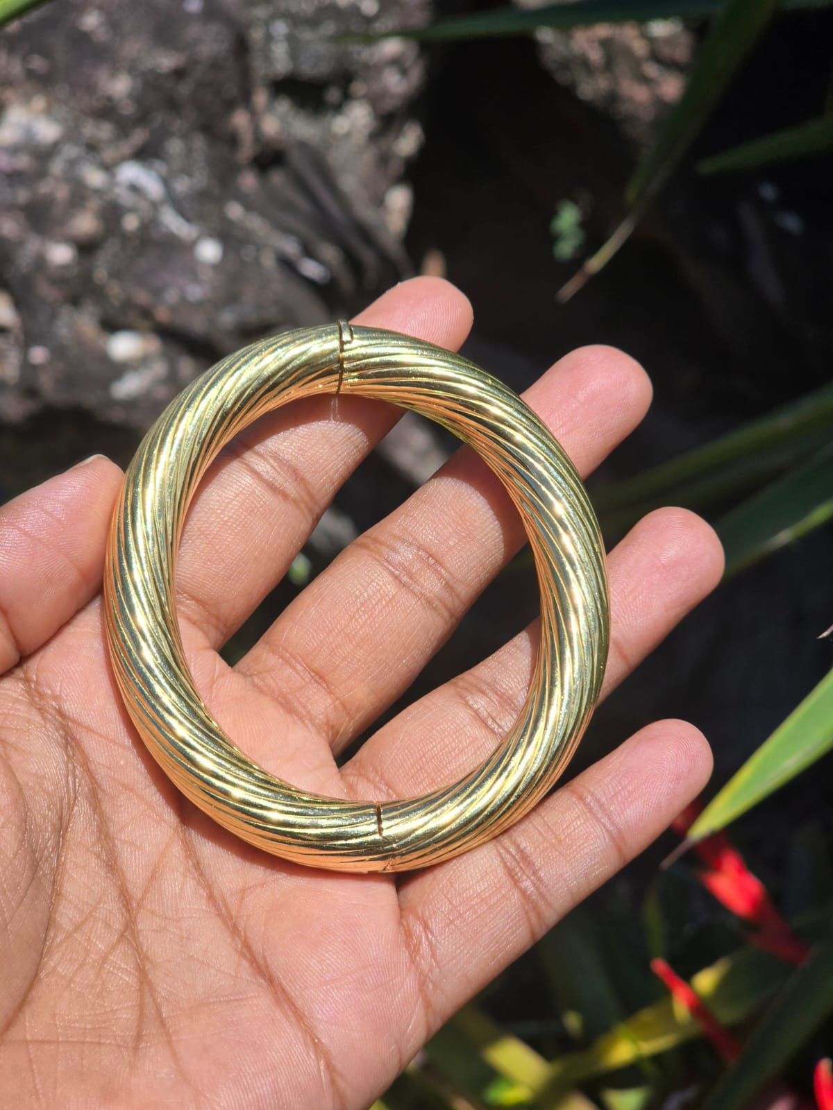 Stunning Vintage Italian Made Ribbed Hinged Bangle in 18 Carat Solid Gold