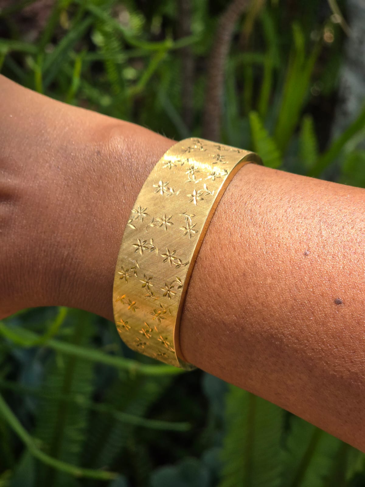 Magnificent Italian Made Vintage Cuff Bracelet in 18 Carat Solid Gold