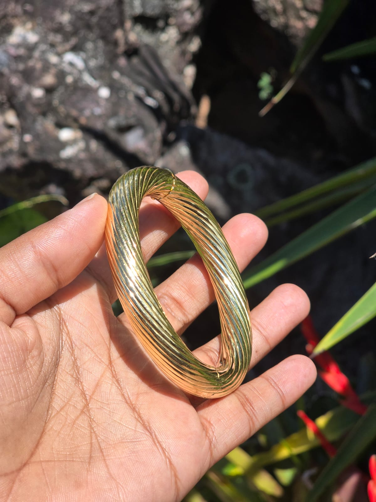 Stunning Vintage Italian Made Ribbed Hinged Bangle in 18 Carat Solid Gold