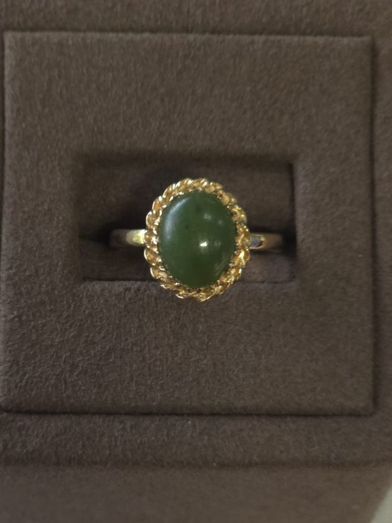 Vintage Nephrite Jade Ring in 10 Carat Solid Gold
