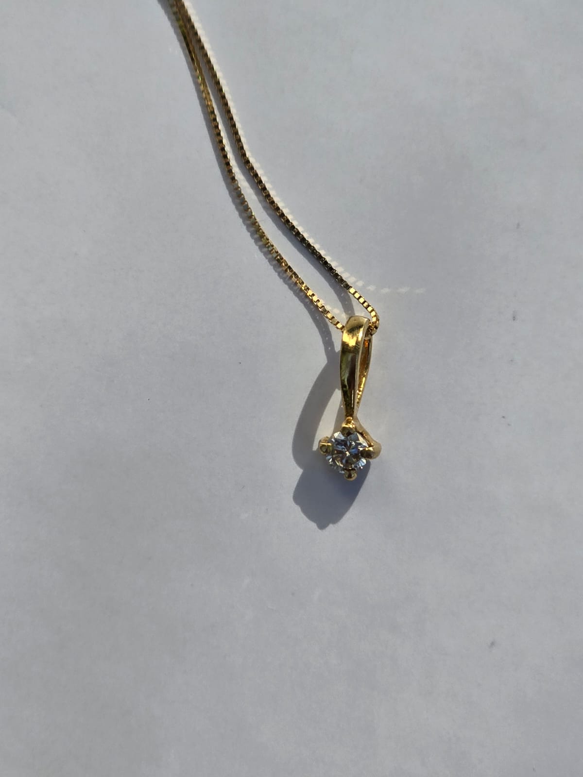 Minimalist Diamond Pendant in 18 Carat Solid Gold Chain
