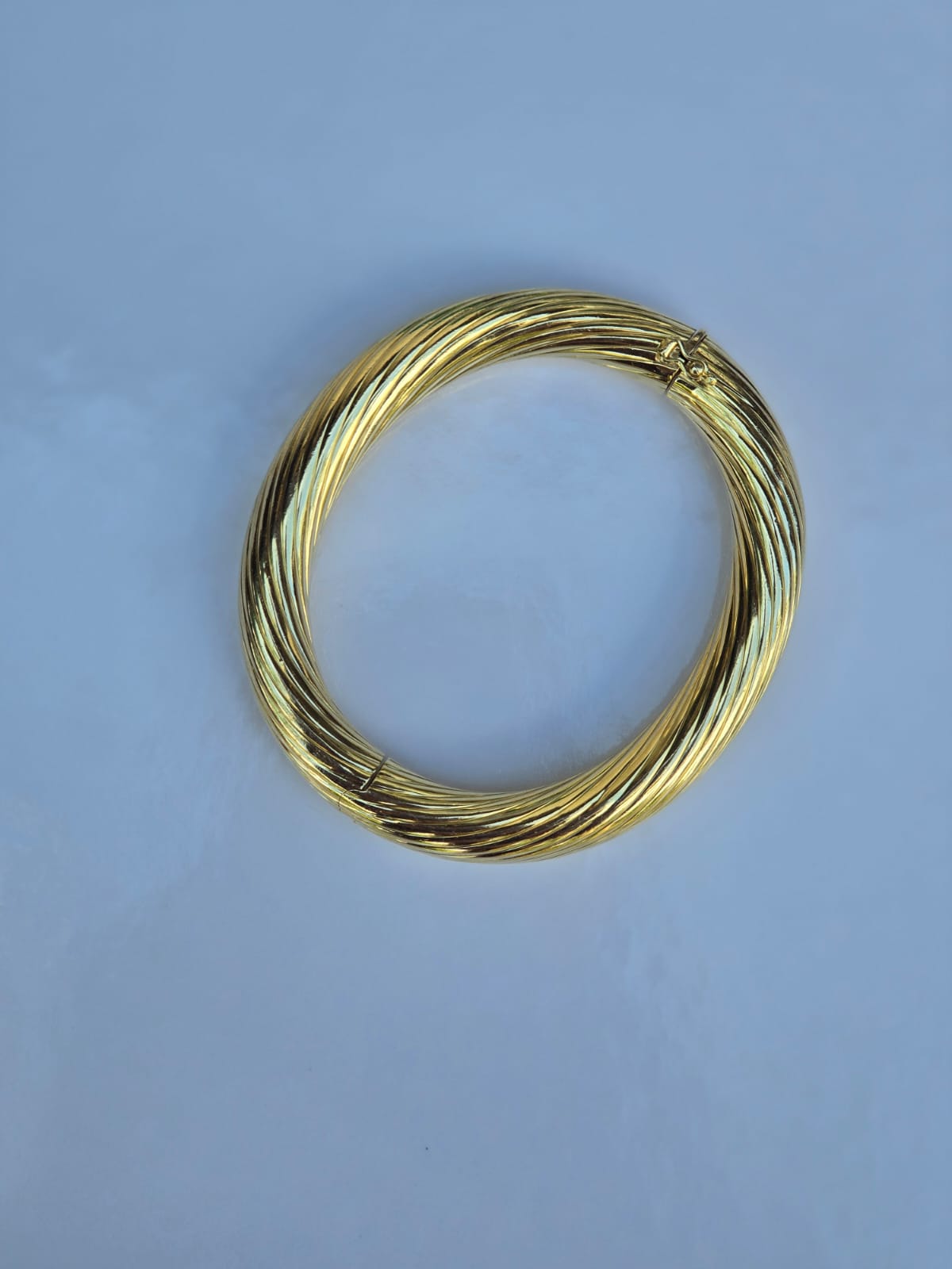 Stunning Vintage Italian Made Ribbed Hinged Bangle in 18 Carat Solid Gold
