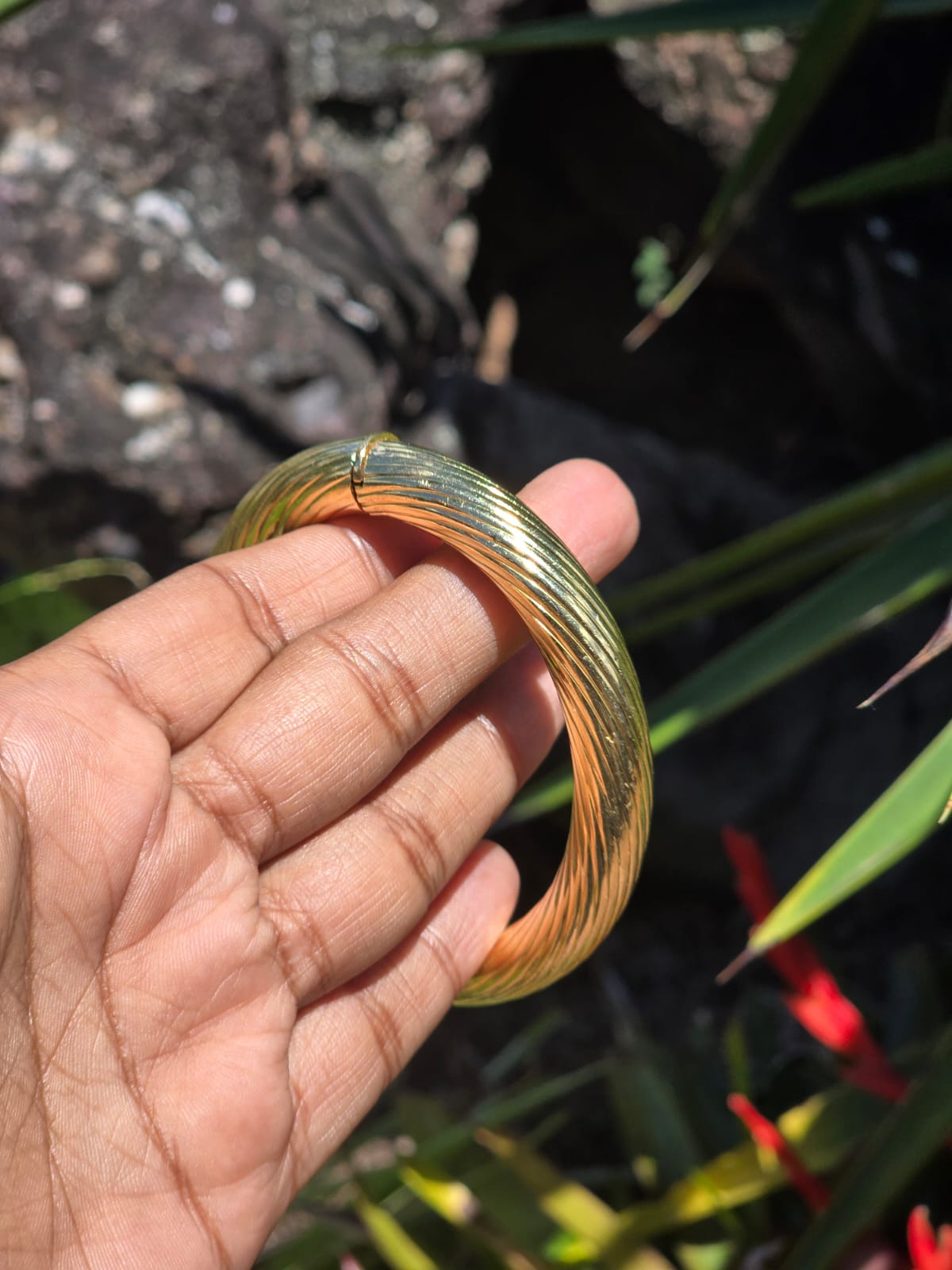Stunning Vintage Italian Made Ribbed Hinged Bangle in 18 Carat Solid Gold