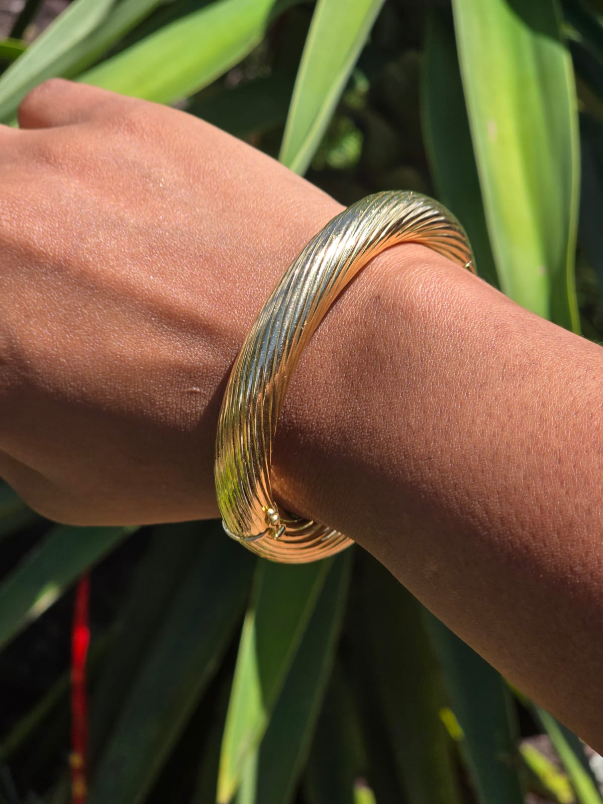 Stunning Vintage Italian Made Ribbed Hinged Bangle in 18 Carat Solid Gold