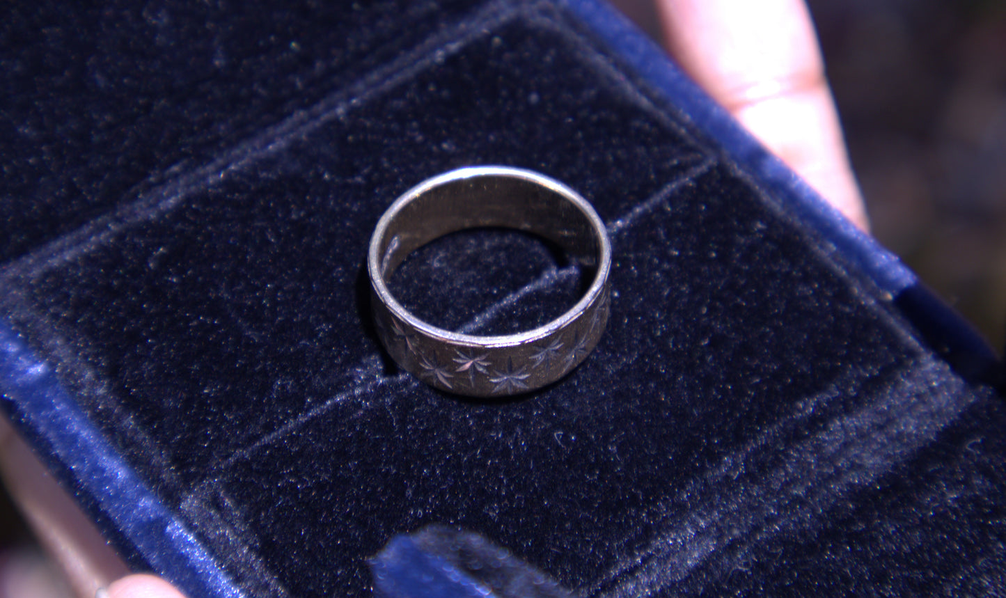 Vintage Cigar Band Ring with Star Pattern in 9 Carat Solid Gold