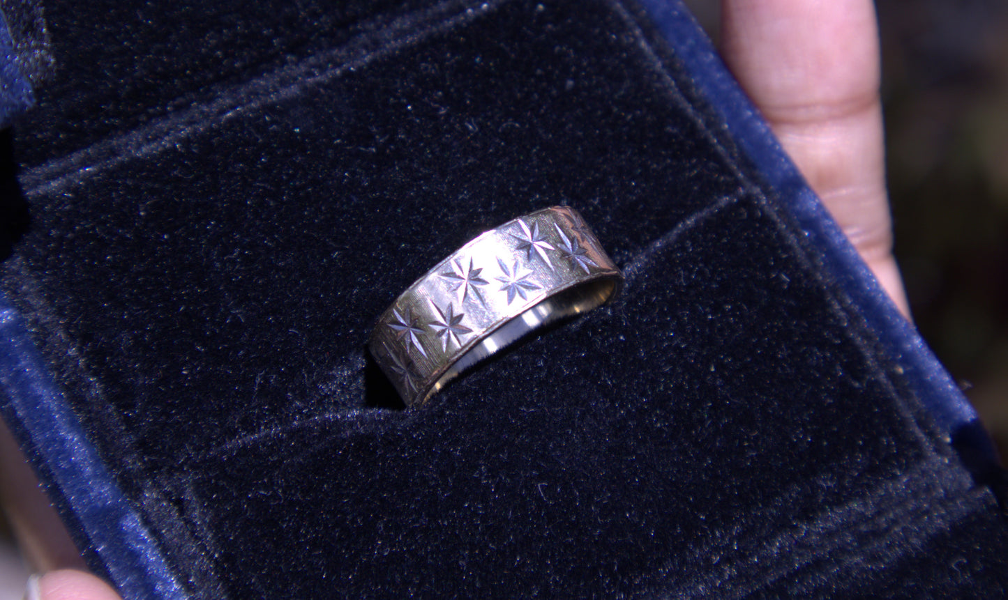 Vintage Cigar Band Ring with Star Pattern in 9 Carat Solid Gold