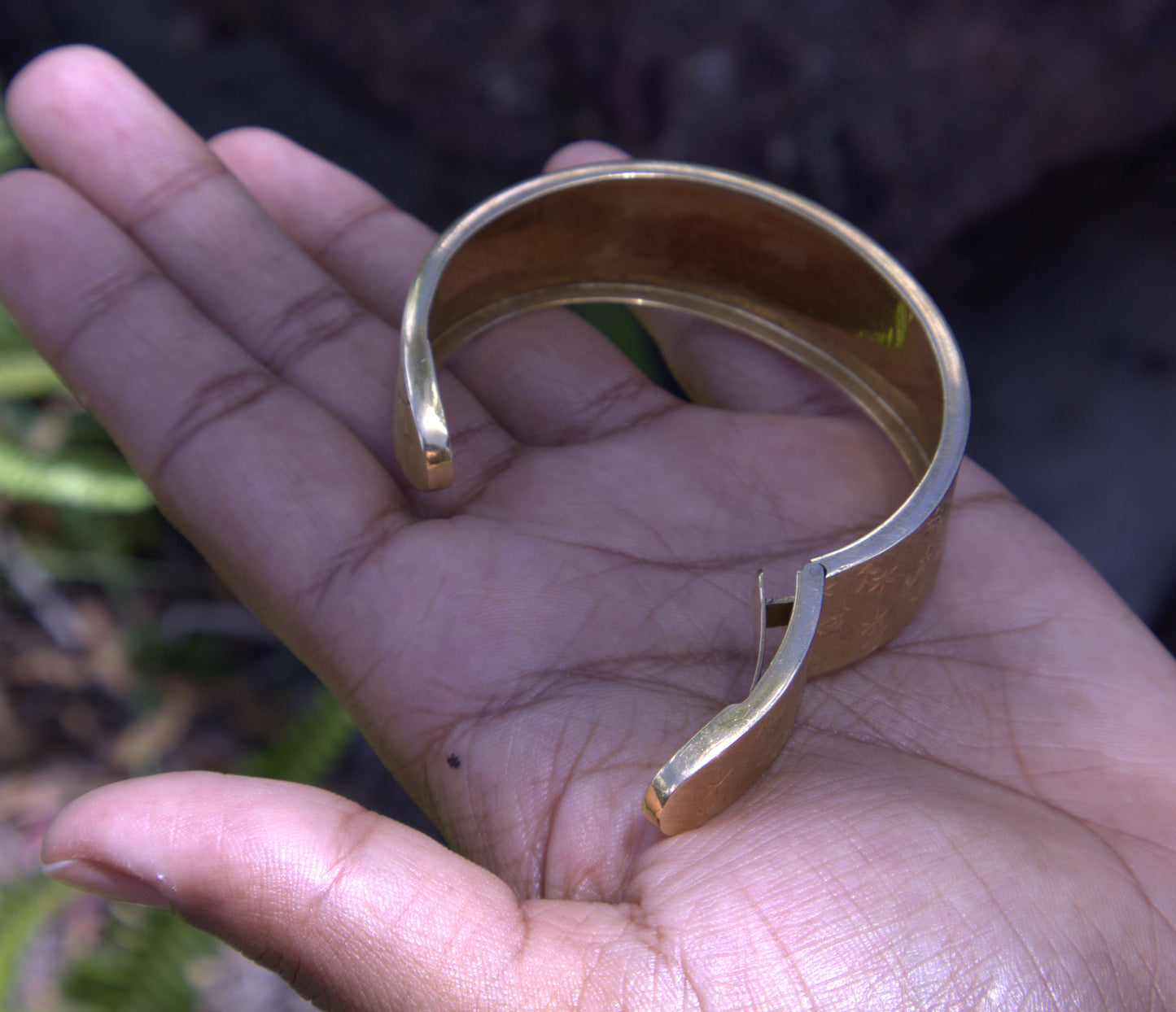 Magnificent Italian Made Vintage Cuff Bracelet in 18 Carat Solid Gold
