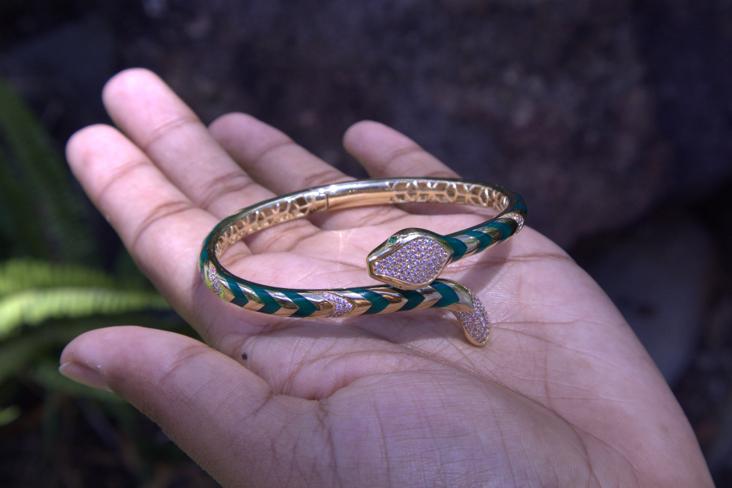 Modern Snake Bracelet in 18 Carat Solid Gold