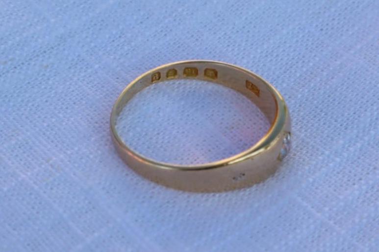Antique Diamond Wedder Band in 18 Carat Solid Gold