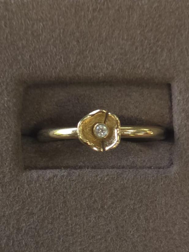 Fancy Floral Ring in 9 Carat Solid Gold featuring a Diamond