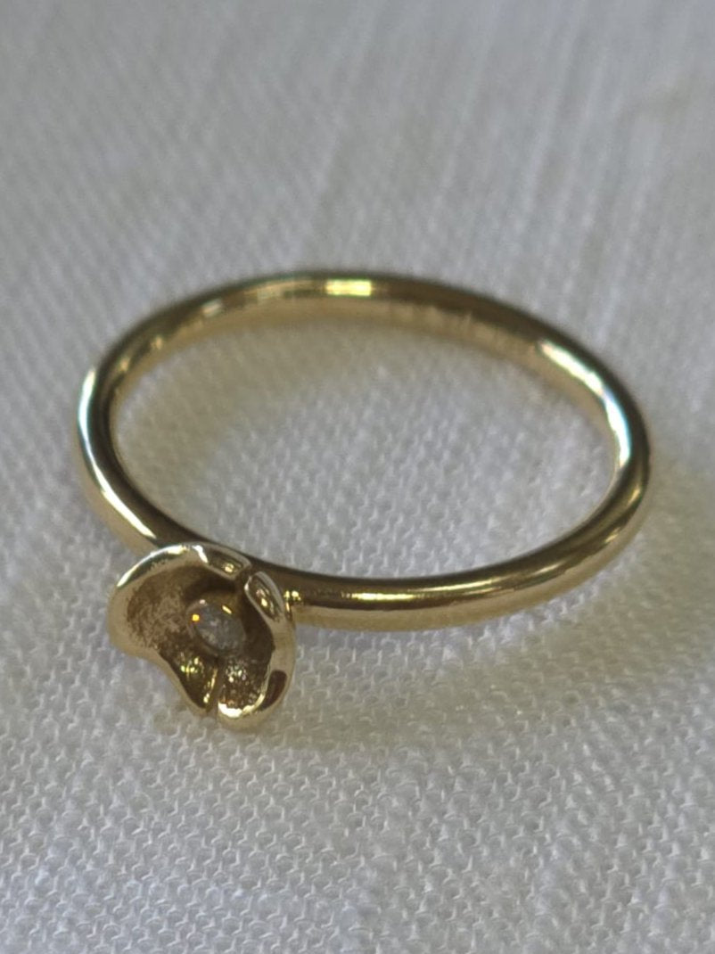 Fancy Floral Ring in 9 Carat Solid Gold featuring a Diamond