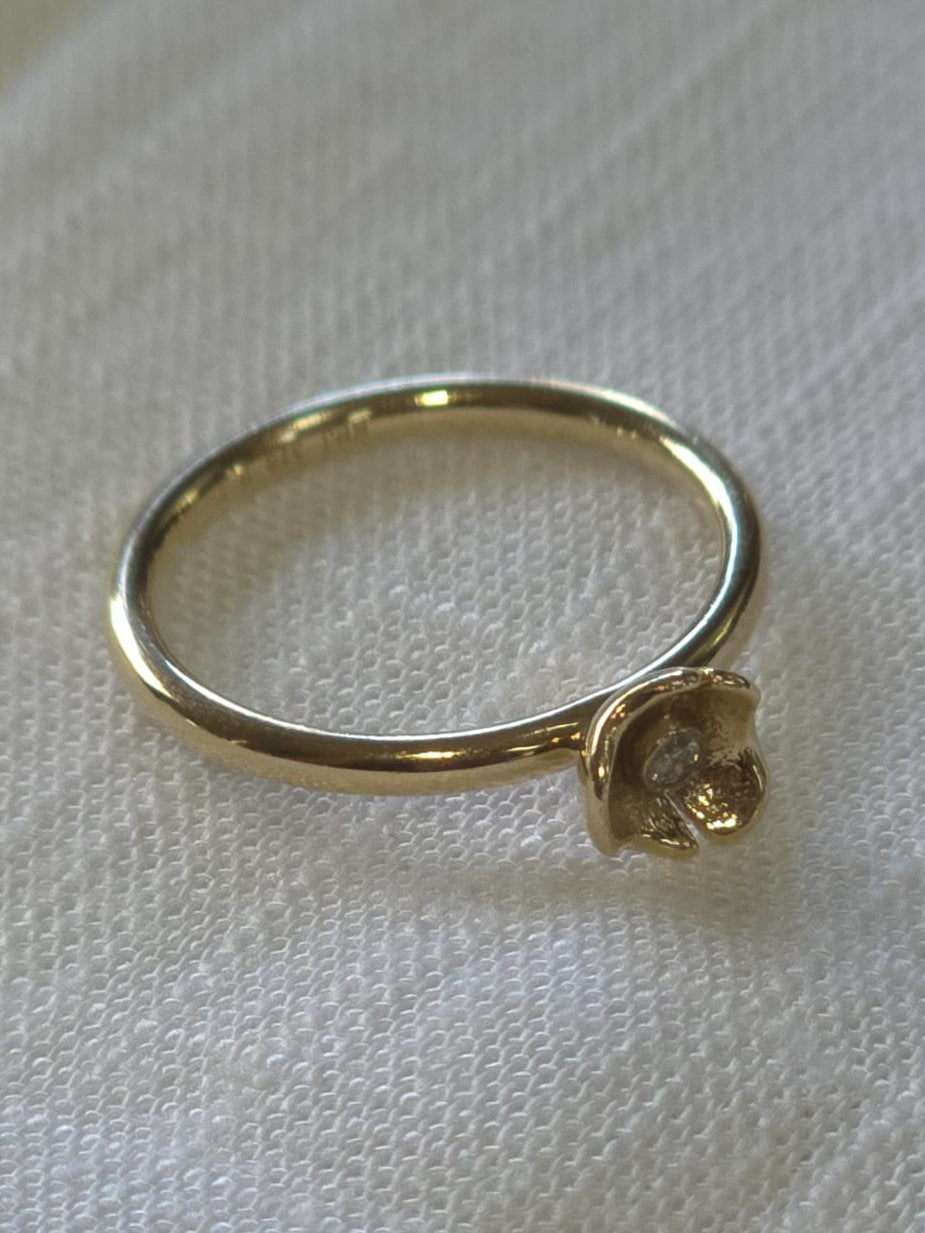 Fancy Floral Ring in 9 Carat Solid Gold featuring a Diamond