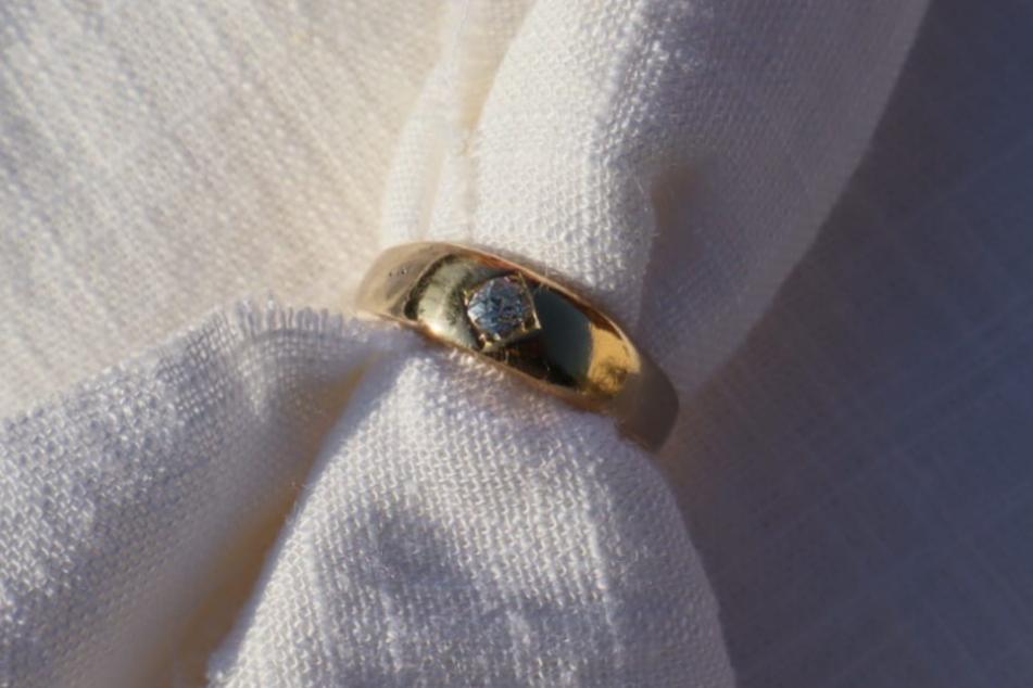 Antique Diamond Wedder Band in 18 Carat Solid Gold