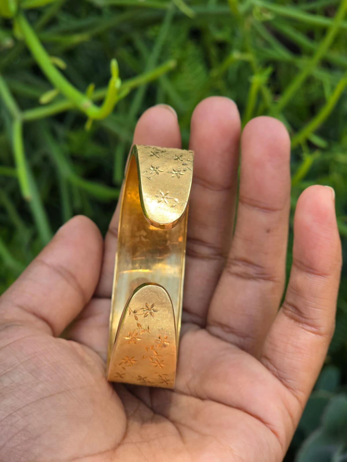 Magnificent Italian Made Vintage Cuff Bracelet in 18 Carat Solid Gold