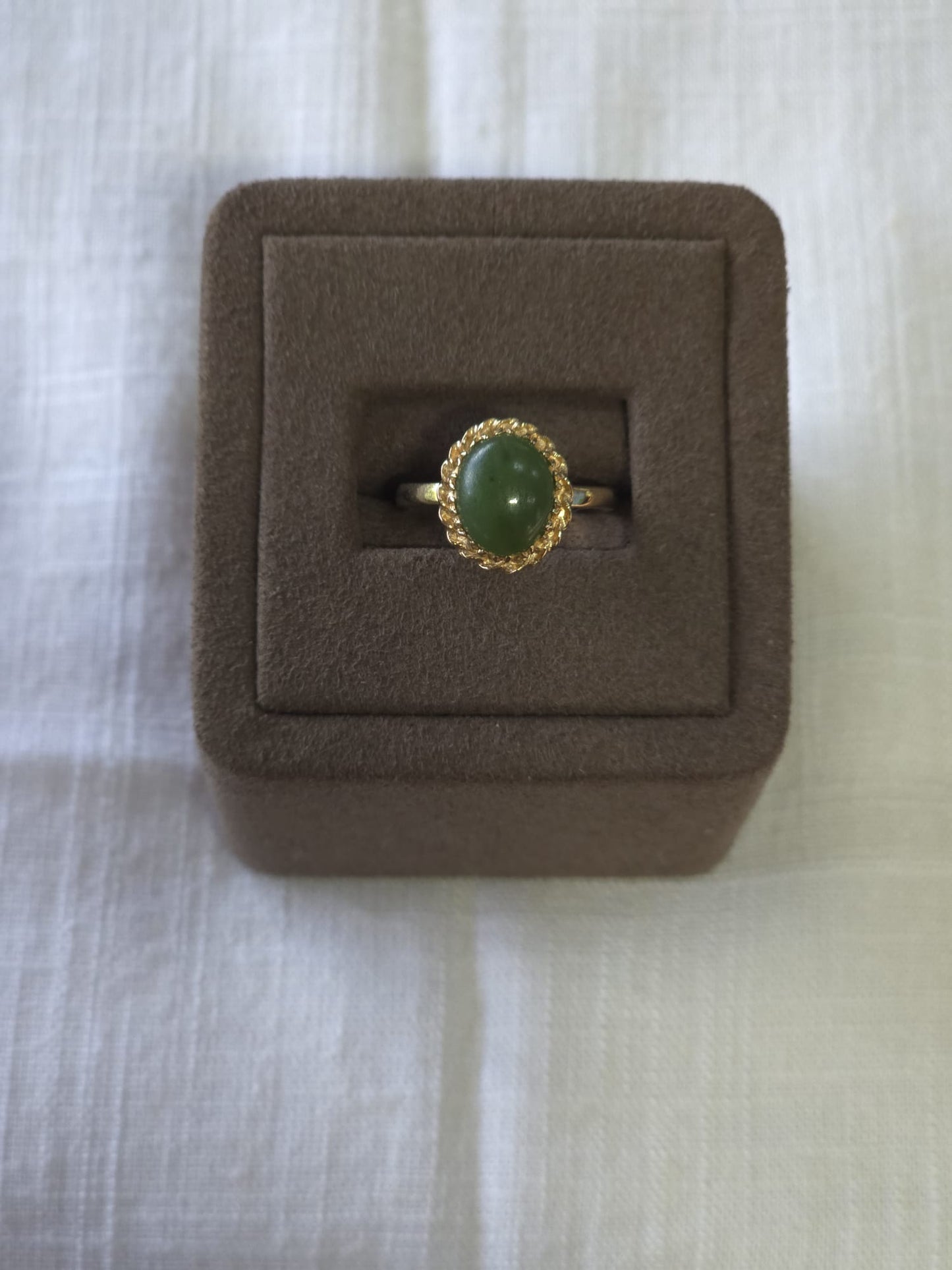 Vintage Nephrite Jade Ring in 10 Carat Solid Gold