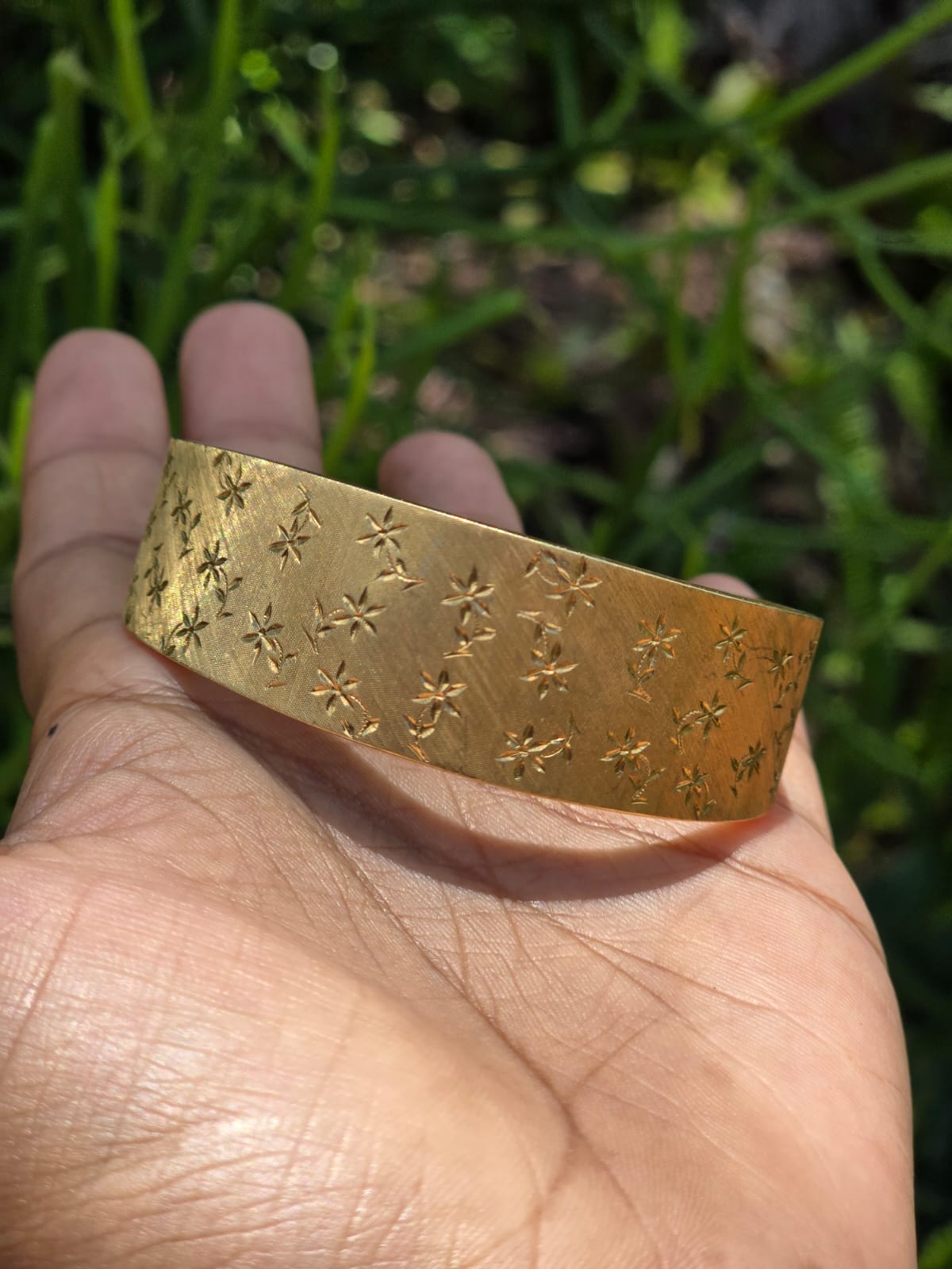 Magnificent Italian Made Vintage Cuff Bracelet in 18 Carat Solid Gold
