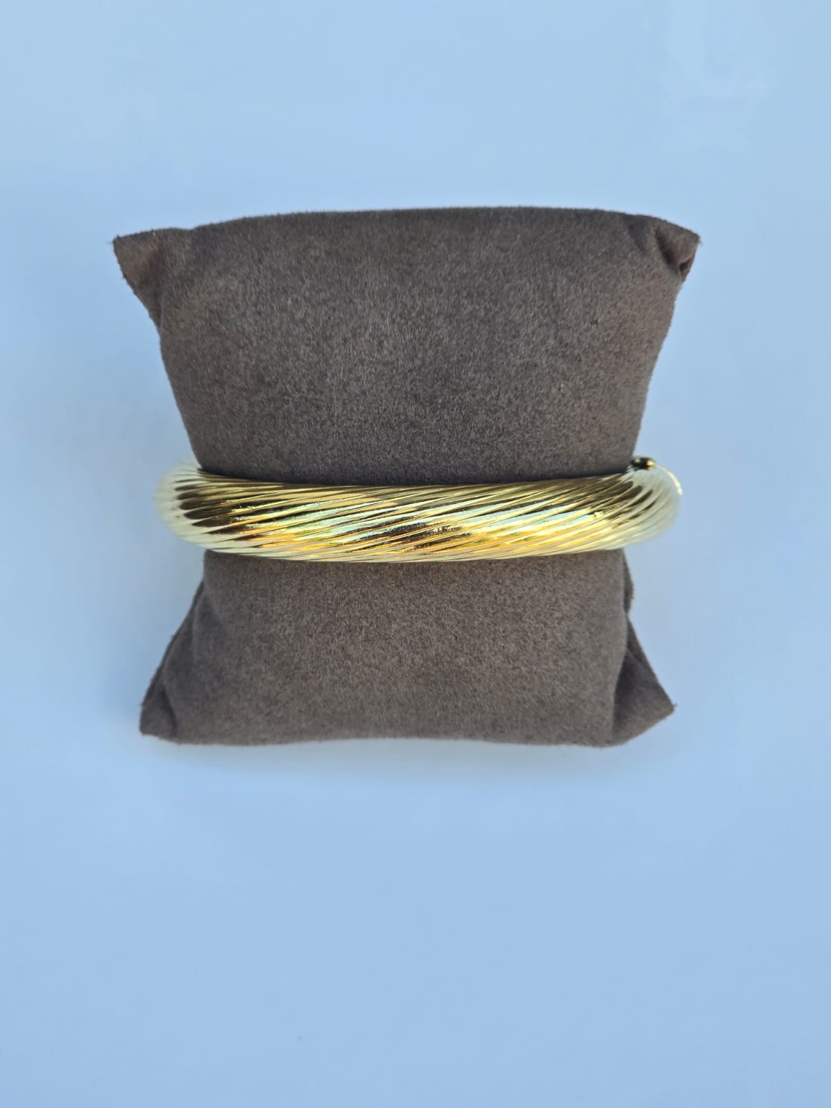 Stunning Vintage Italian Made Ribbed Hinged Bangle in 18 Carat Solid Gold