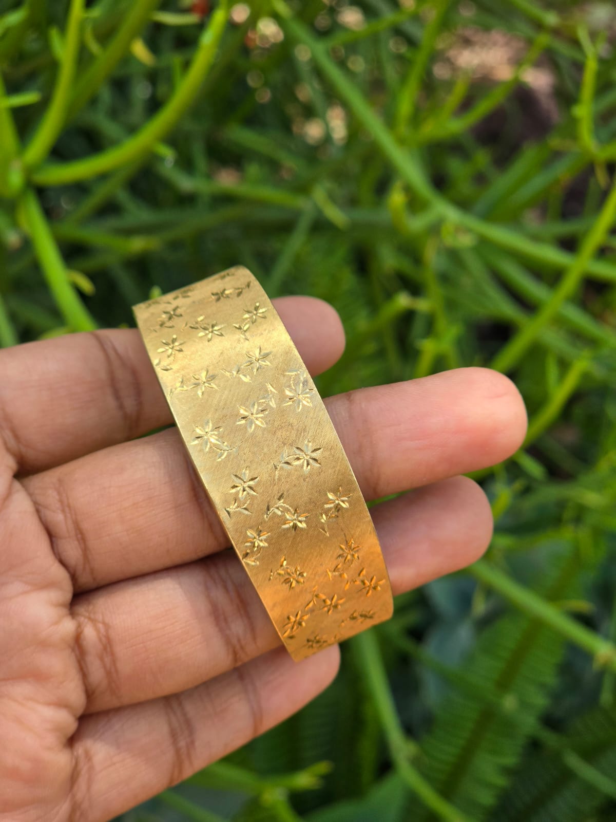 Magnificent Italian Made Vintage Cuff Bracelet in 18 Carat Solid Gold