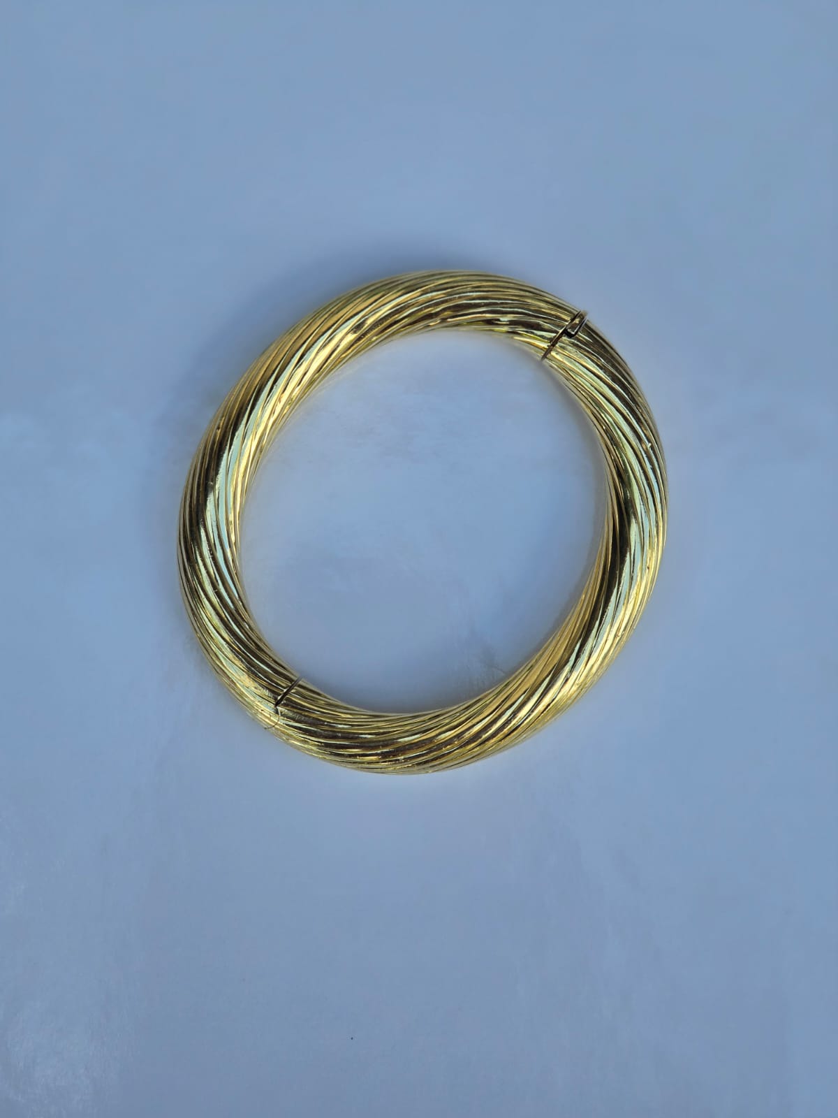 Stunning Vintage Italian Made Ribbed Hinged Bangle in 18 Carat Solid Gold