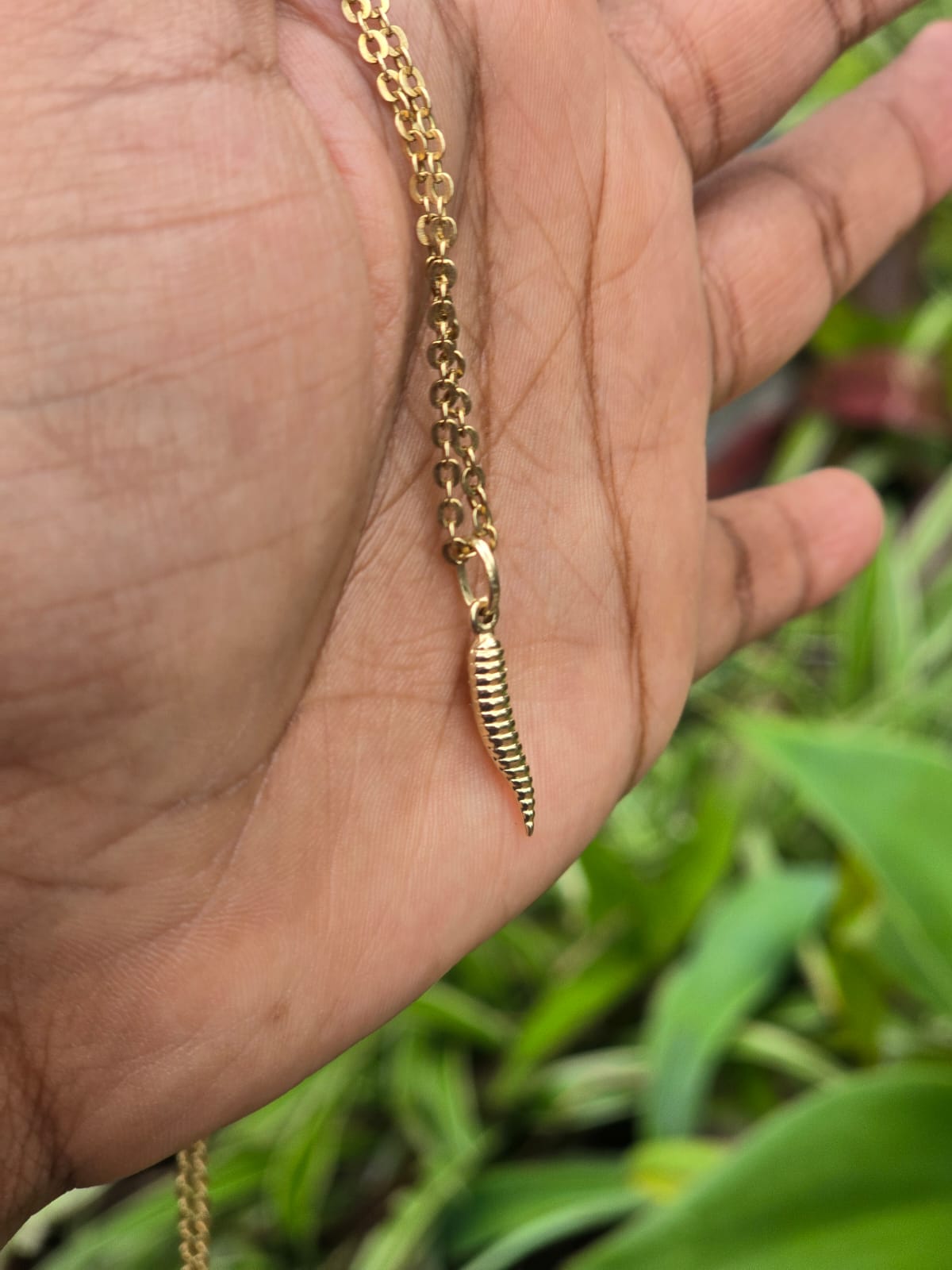 Ribbed Cornicello Pendant in 10ct Gold