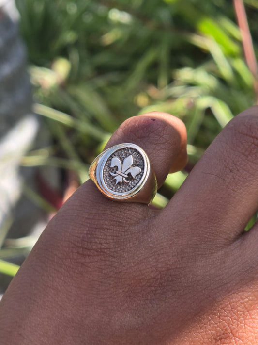 Fluer De Lis Signet Ring in 9k Gold