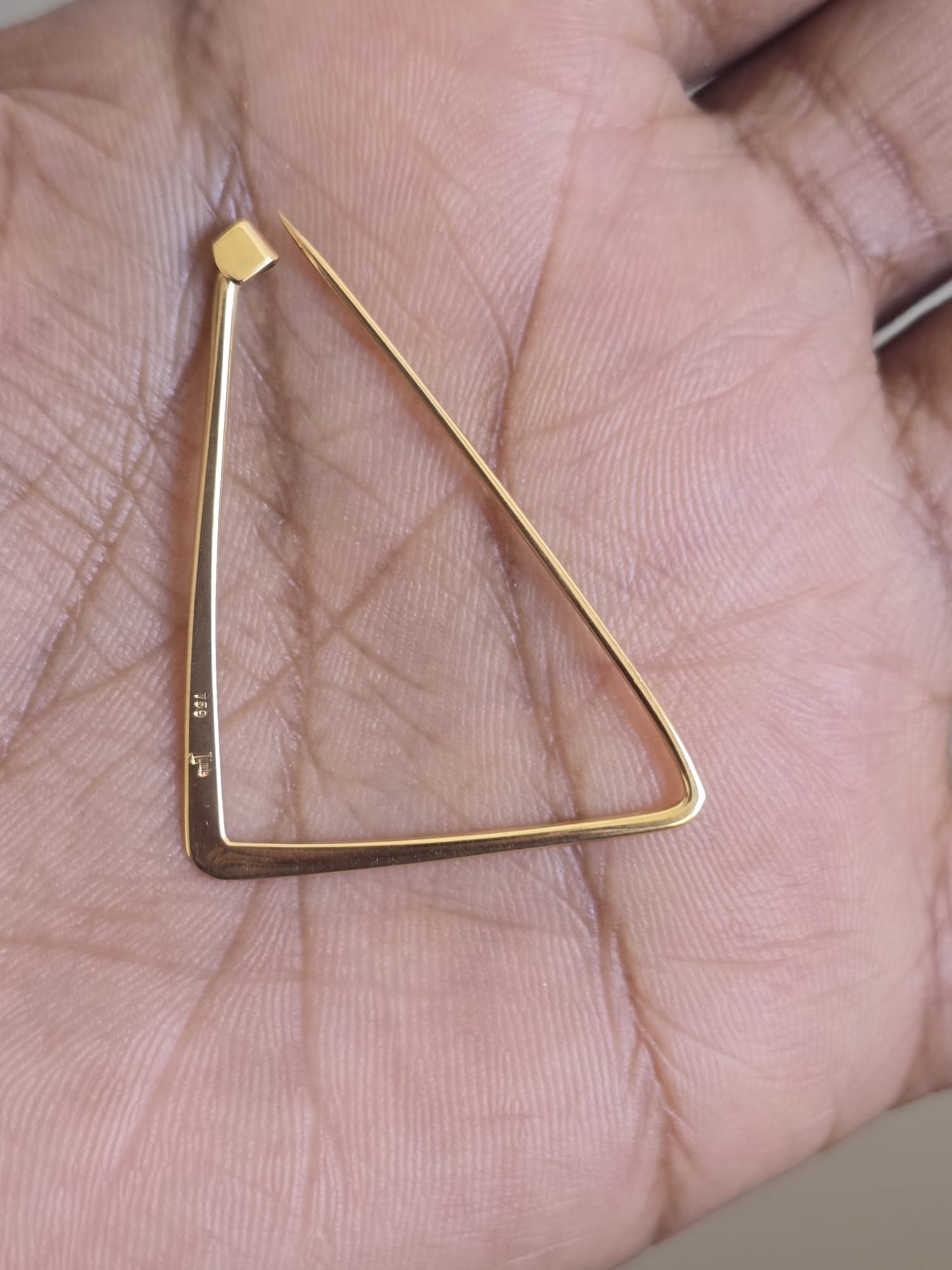 18ct Gold Geometric Triangle Pendant Holder / Safety Pin