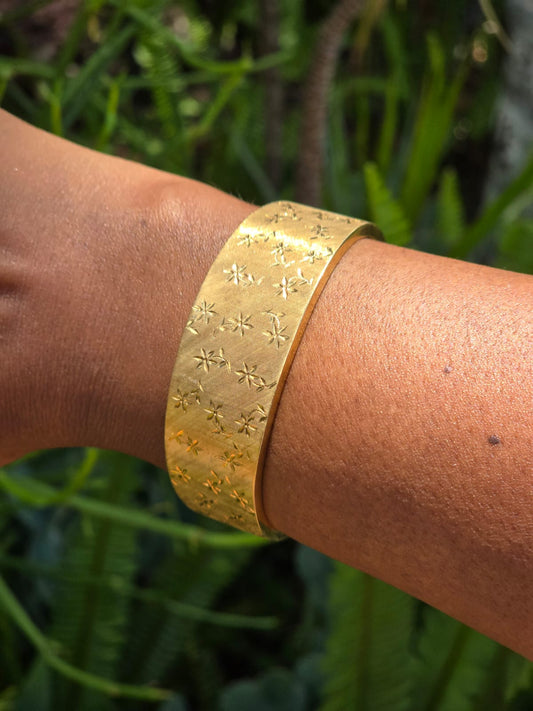 Magnificent Italian Made Vintage Cuff Bracelet in 18 Carat Solid Gold