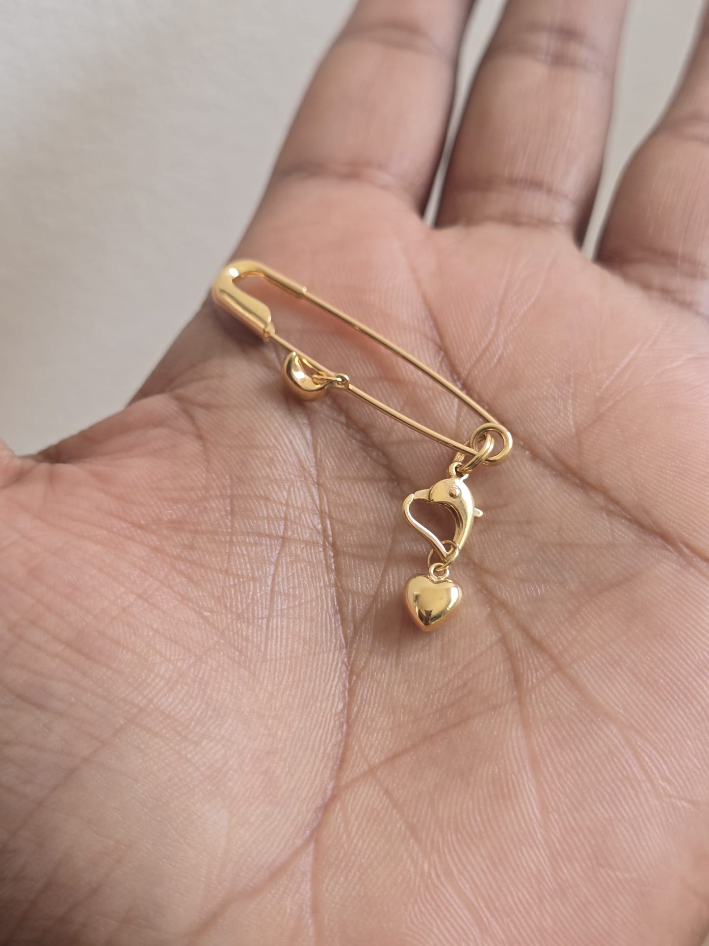 18ct Gold Safety Pin Pendant/Charm Holder with Charms