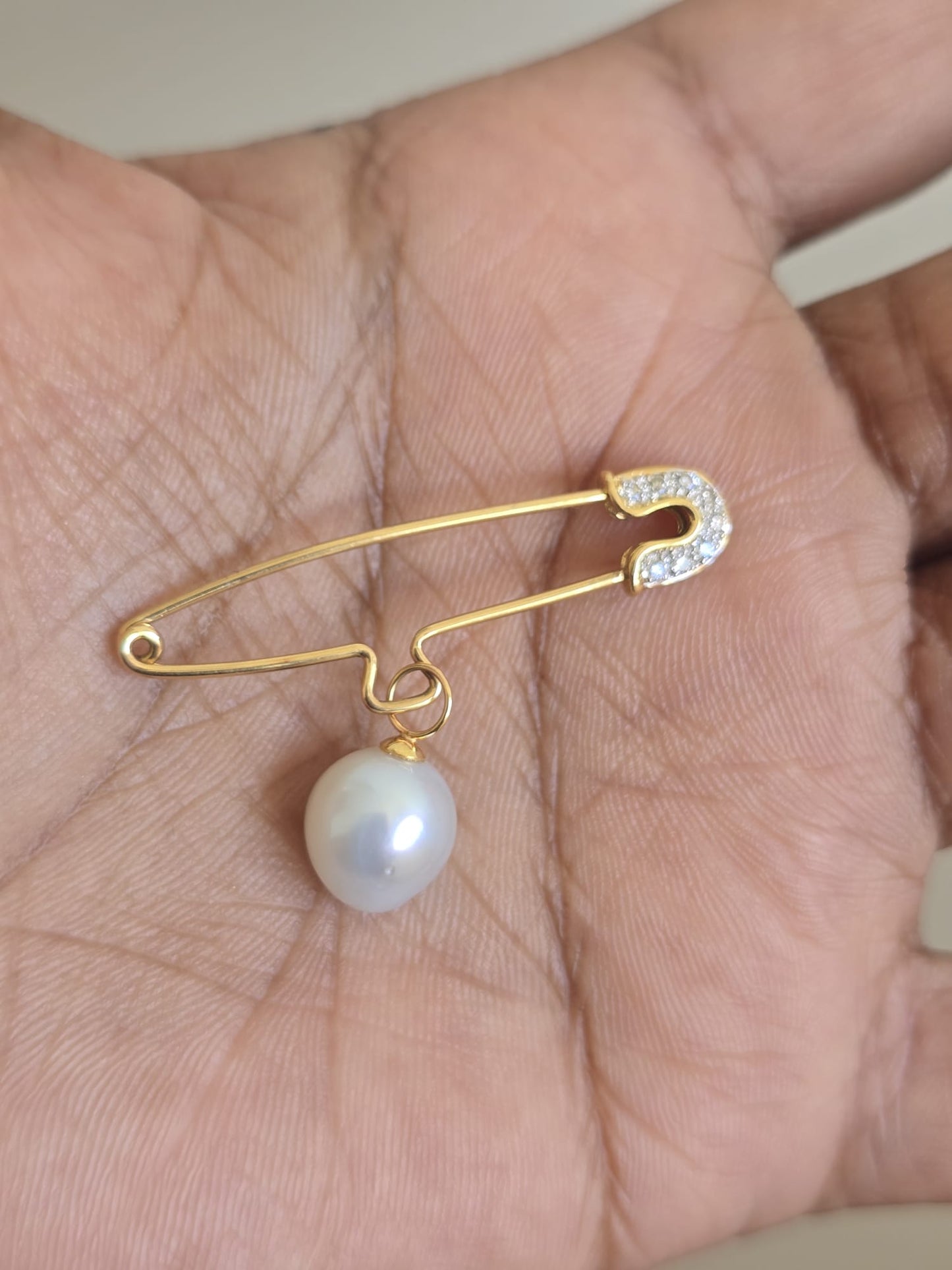 18ct Gold Diamond Safety Pin Pendant Holder with Removable Pearl