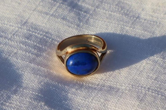 Vintage Ring featuring Lapis Lazuli in 9 Carat Solid Gold