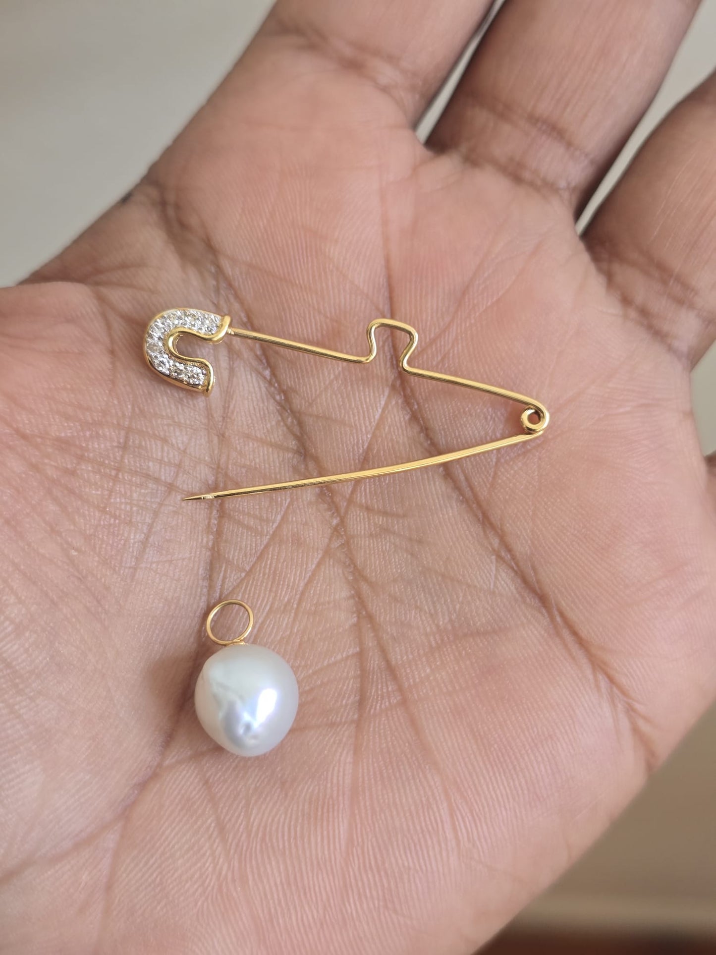 18ct Gold Diamond Safety Pin Pendant Holder with Removable Pearl
