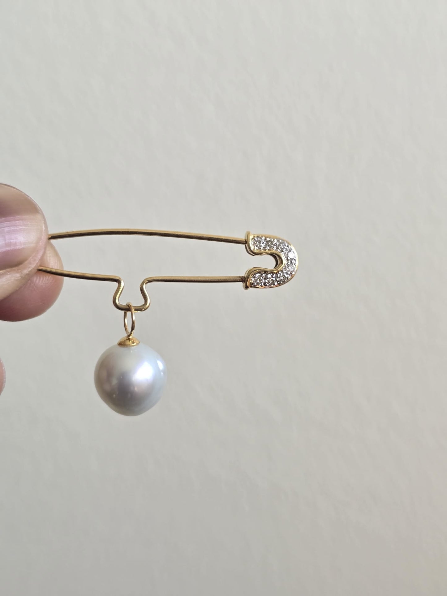 18ct Gold Diamond Safety Pin Pendant Holder with Removable Pearl