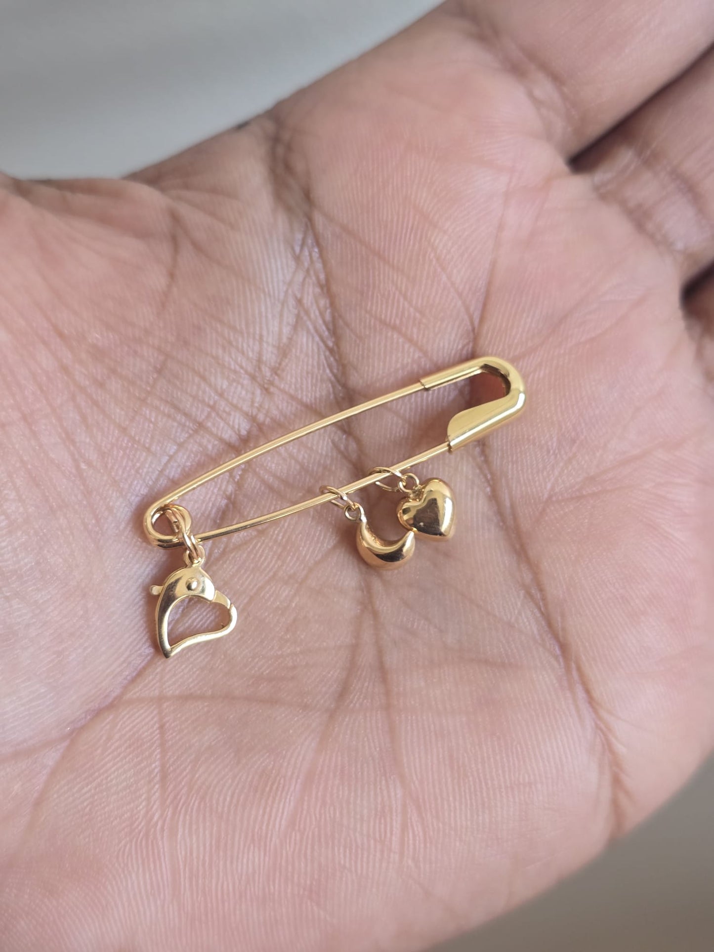 18ct Gold Safety Pin Pendant/Charm Holder with Charms
