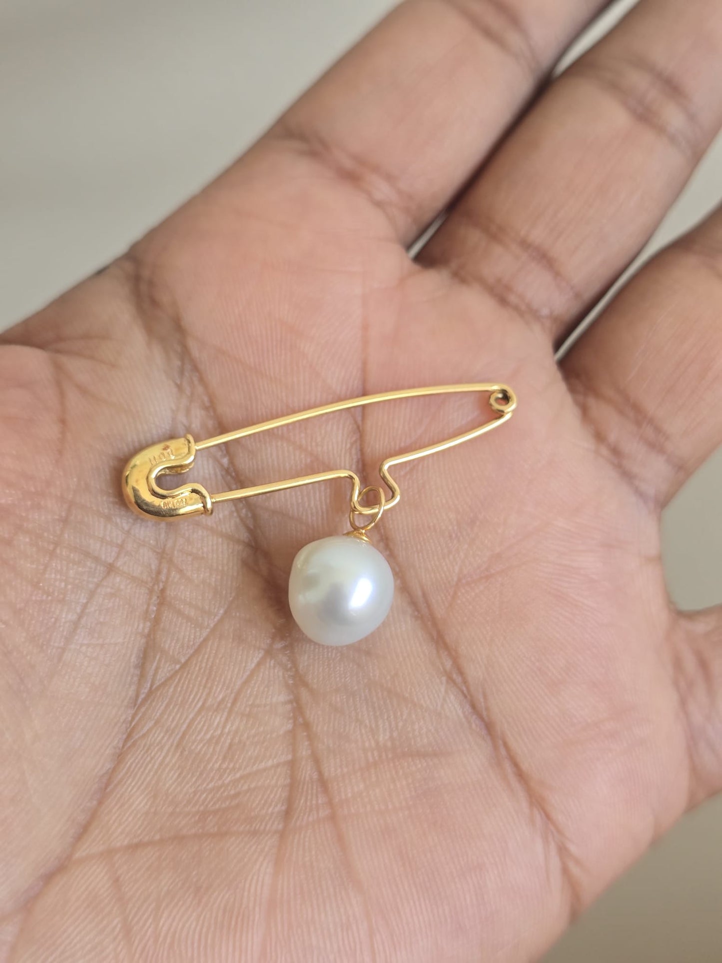 18ct Gold Diamond Safety Pin Pendant Holder with Removable Pearl