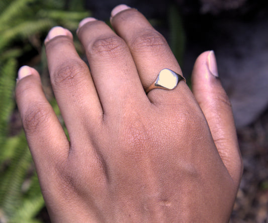 Antique Oval Signet Ring in 9 Carat Solid Gold