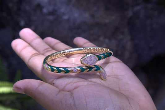 Modern Snake Bracelet in 18 Carat Solid Gold