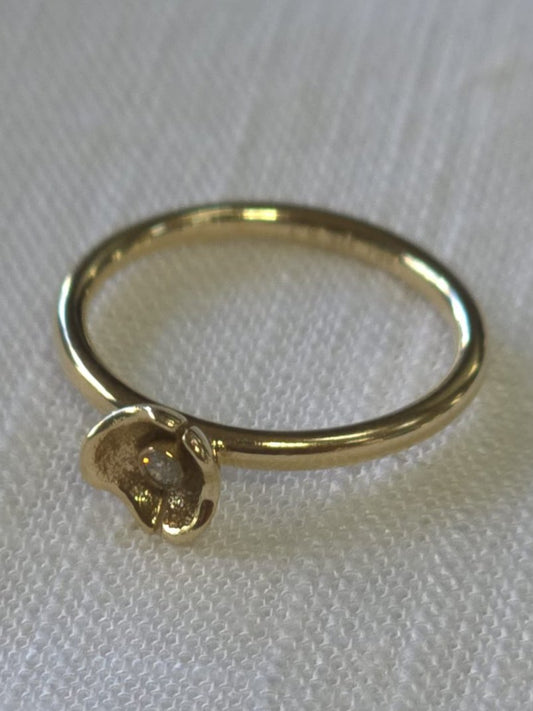 Fancy Floral Ring in 9 Carat Solid Gold featuring a Diamond