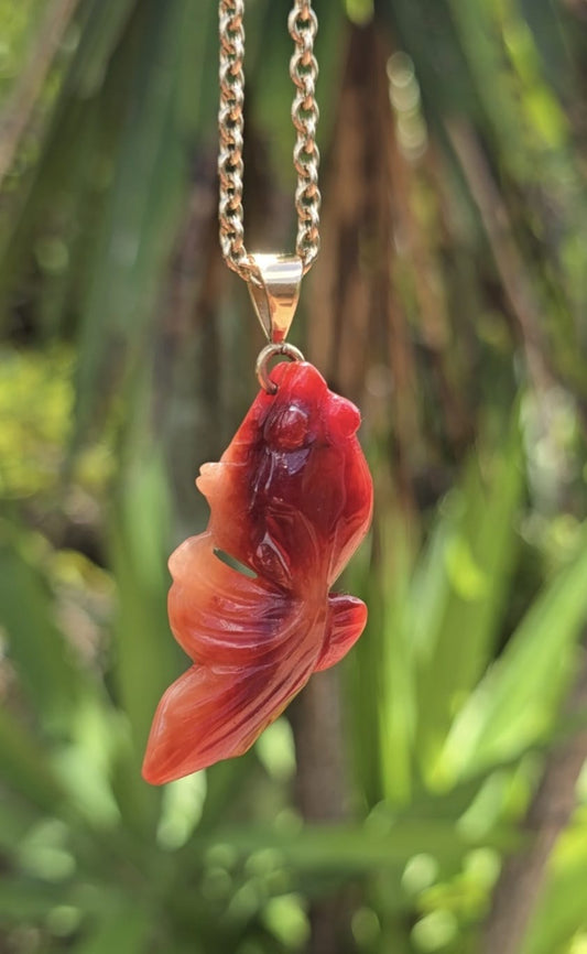 Vintage Agate Koi Fish Pendant in 9 Carat Gold