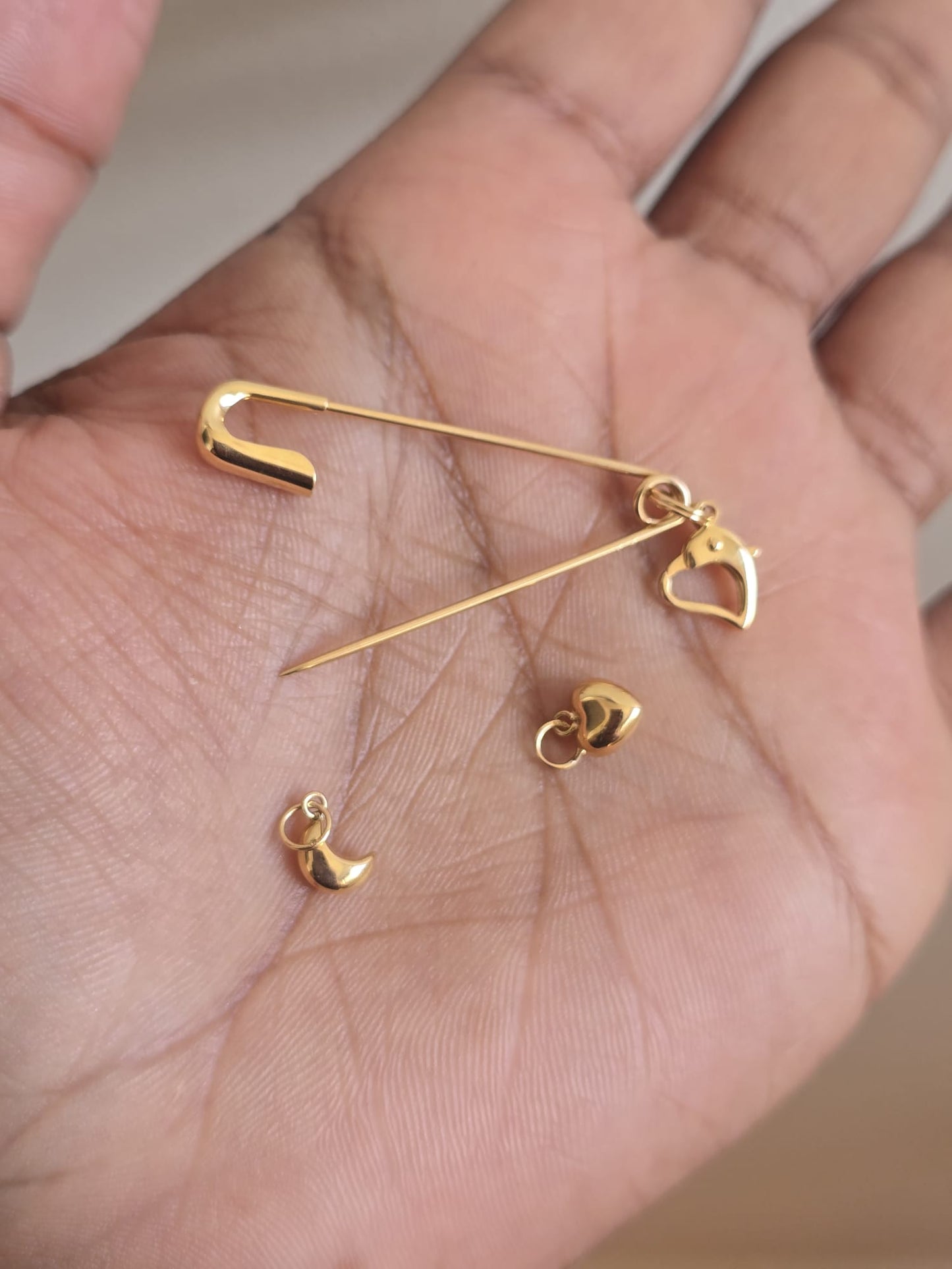 18ct Gold Safety Pin Pendant/Charm Holder with Charms
