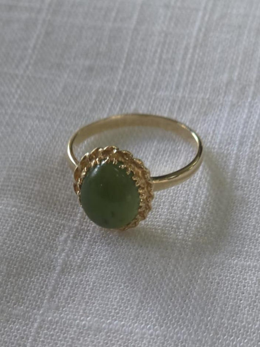 Vintage Nephrite Jade Ring in 10 Carat Solid Gold